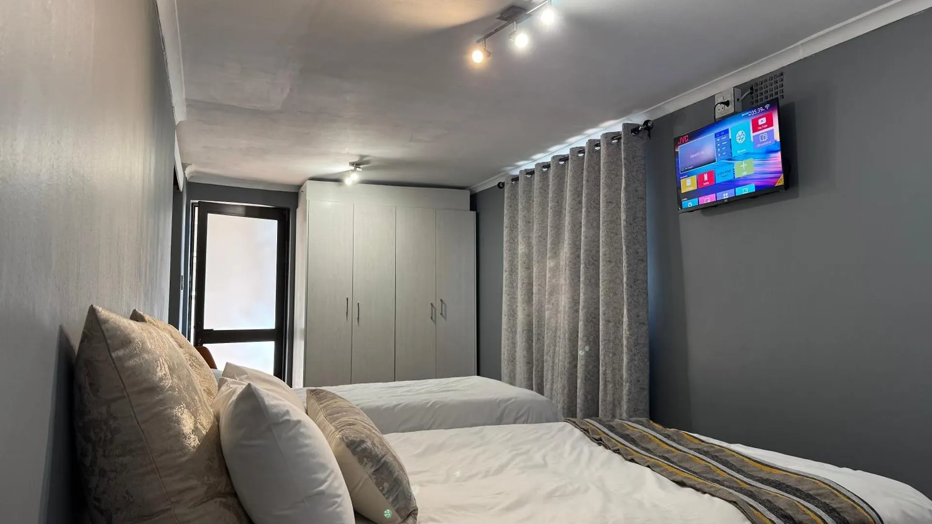 Heaven Hotel Cape Town Guest house